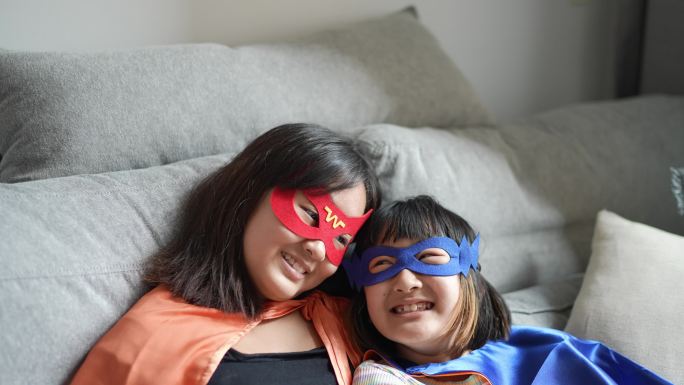 姐妹们穿着超级英雄的衣服在家里聊天