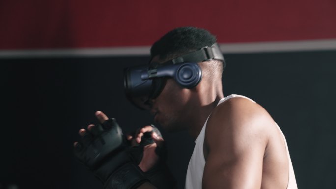 非洲男子在拳击比赛中戴着VR耳机。