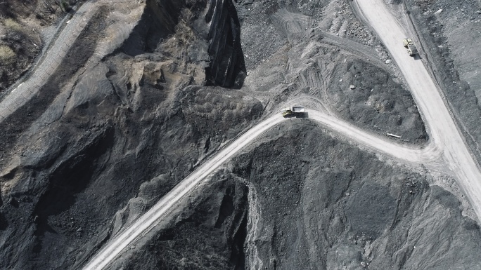 露天煤矿鸟瞰图非法采矿矿工俯拍运输矿物质