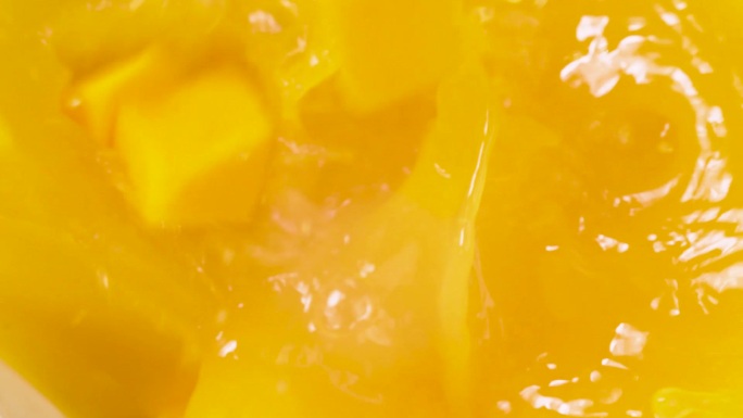 芒果块掉入芒果汁