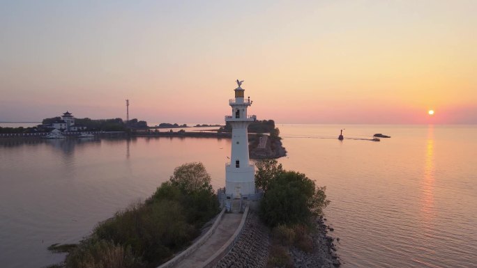 灯塔 船只 货船夕阳 唯美 夕阳下的灯塔