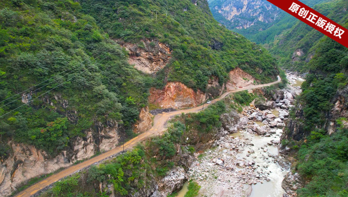 扶贫修山路土路 农村小车行驶泥泞土路泥路