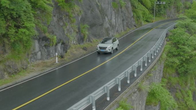 【4K升格】汽车出行在山林间发卡弯