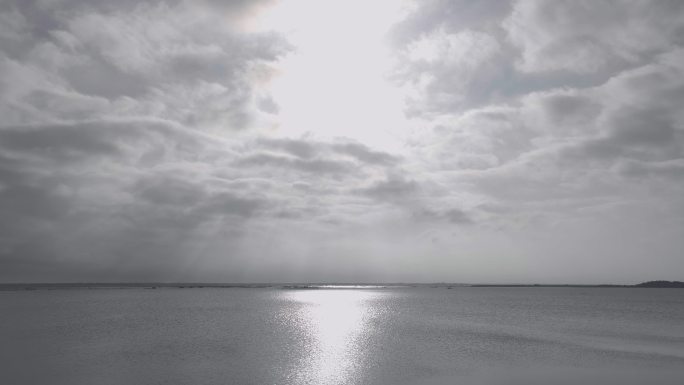 阳光透过云层照射海面4K延时摄影高清原创