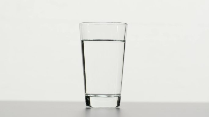 一杯受污染的水白水杯子自来水