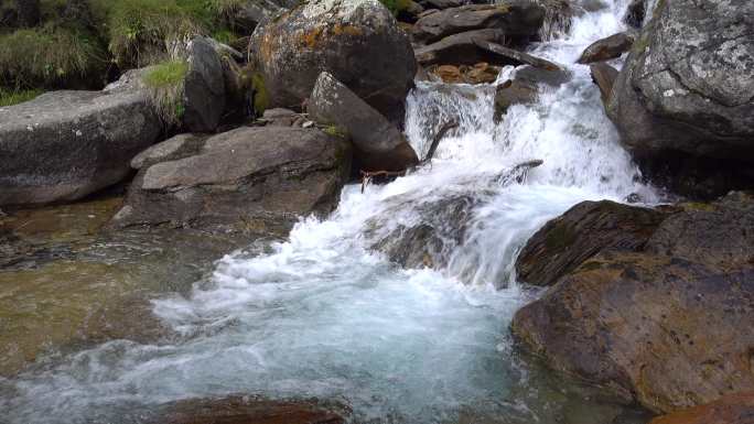 溪流的瀑布水源水溪流水水泉水