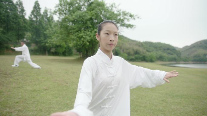 【4K升格】山林湖边打太极拳