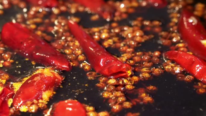 重庆美食视频素材：沸腾的红汤火锅