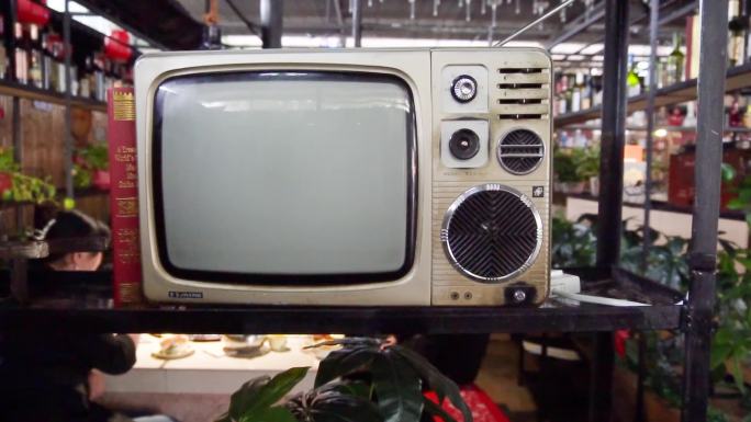 老旧黑白电视机