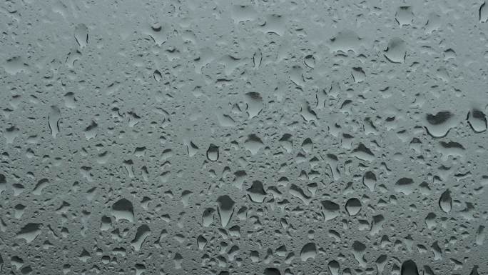 下雨天窗户玻璃雨滴