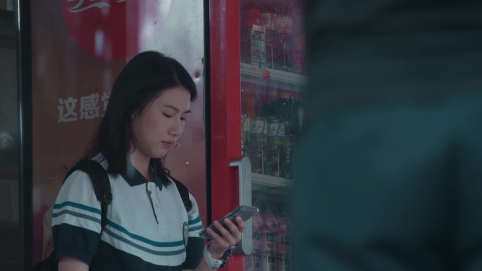 【4K阿莱】高中女生公交站台躲雨打电话