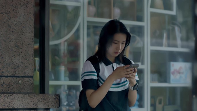 【4K阿莱】高中女生公交站台躲雨玩手机