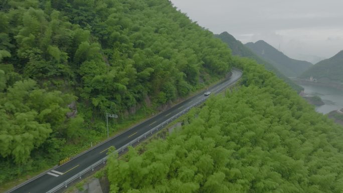 【4K升格】汽车出行在山林间