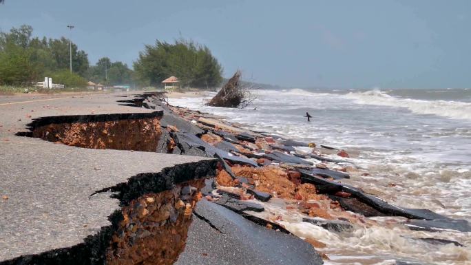 一场暴雨造成的海浪袭击并摧毁了一条柏油路