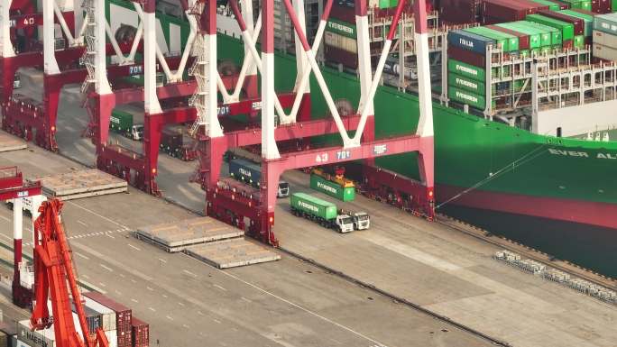 航拍港口货轮装卸集装箱
