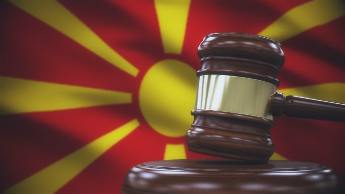 马其顿国旗背景的盖尔法官