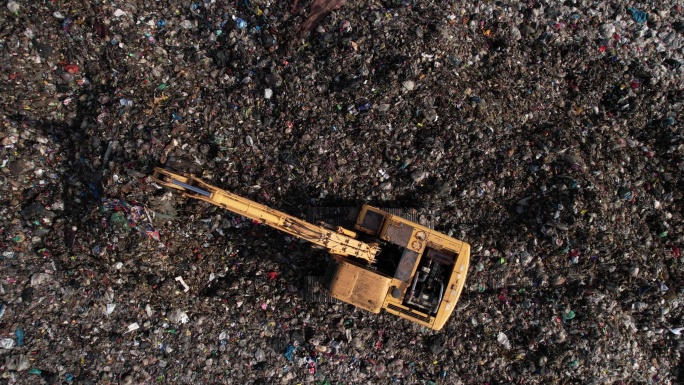 垃圾车在垃圾填埋场倾倒垃圾，污染连接，垃圾，社会问题，回收连接，塑料，垃圾填埋，肮脏，工业，不卫生连