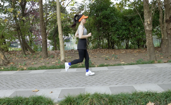 4K青春活力美女清晨公园跑步健康锻炼运动