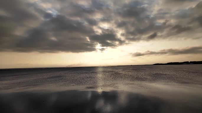 夕阳透过云层照射海面延时摄影4K高清原创