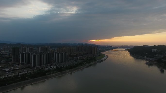 岷江河畔夕阳西下