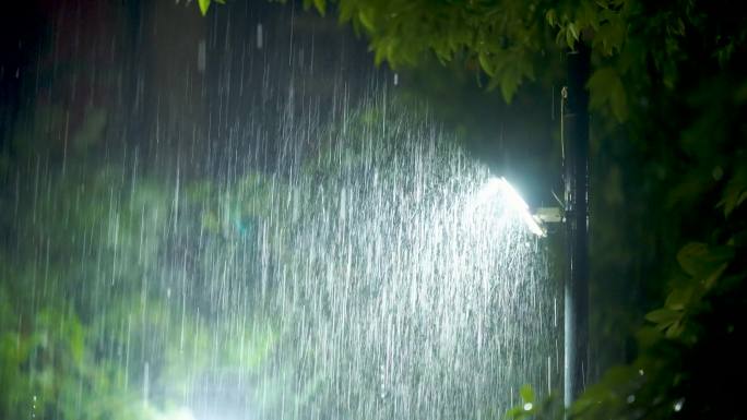 4k夏日暴雨大雨雷雨城市路灯夜雨空镜头