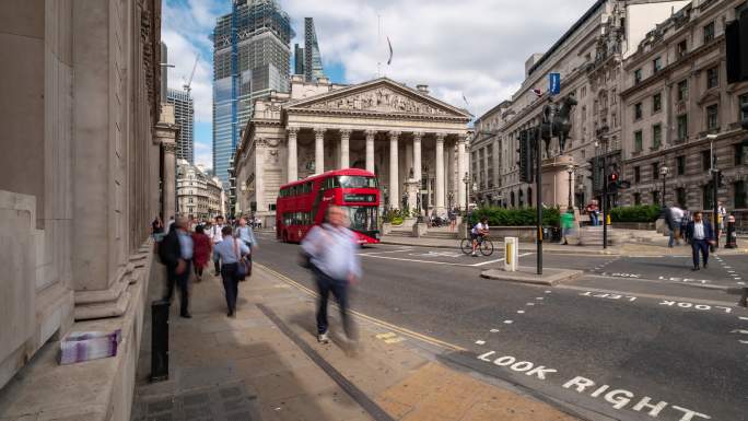 时间流逝：英国伦敦市中心的社会证券交易所银行站，商人蜂拥而至