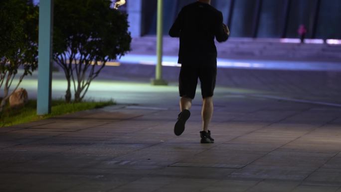 市民夜跑健身跑步脚步都市生活