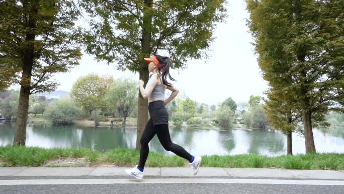 城市女白领跑步湿地公园河边跑步有氧运动