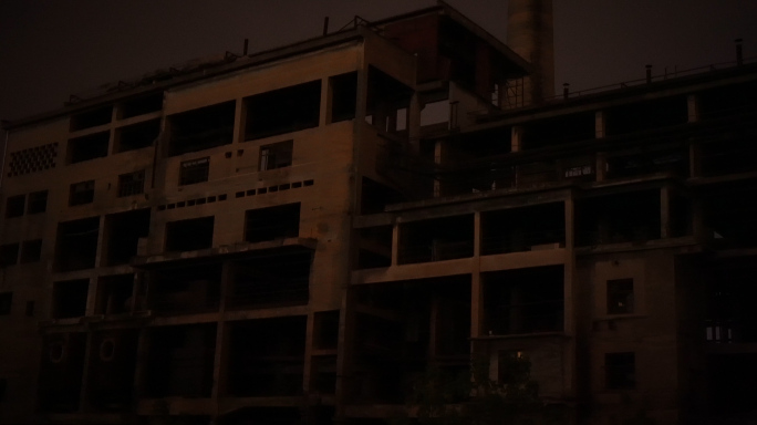 废弃工厂夜景