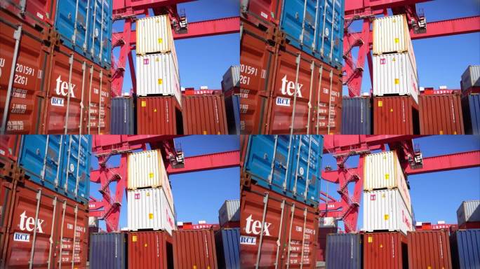 物流繁忙的九江港在运输集装箱货物