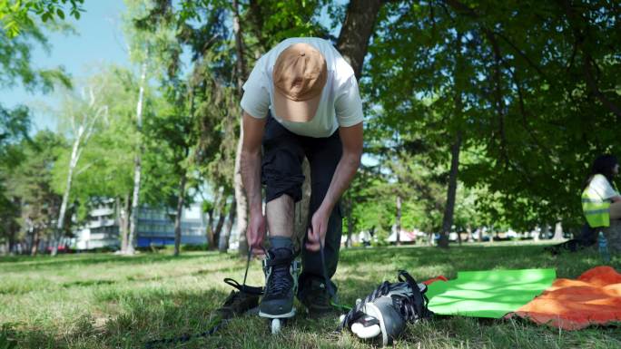 成年男子准备溜冰快乐欢快愉悦