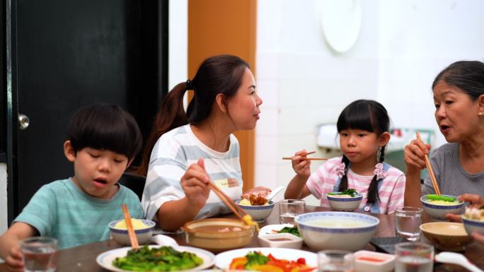 多代亚裔华人家庭一起用餐