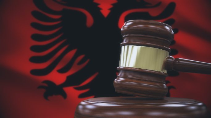 背景为阿尔巴尼亚国旗的盖尔法官