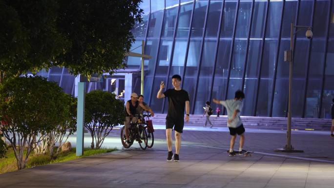 夏天夜晚市民休闲散步都市生活