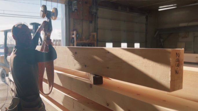 木工车间修剪木梁用于生态自建房屋结构