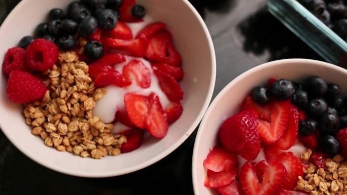 酸奶碗配覆盆子、草莓和格兰诺拉