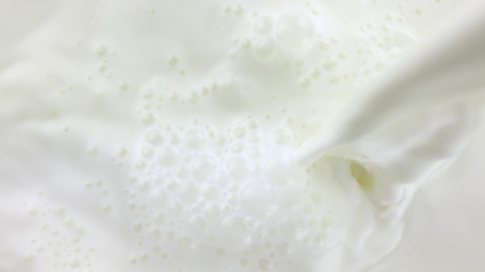 奶油牛奶倒入杯子倾倒白色液体流奶倒入