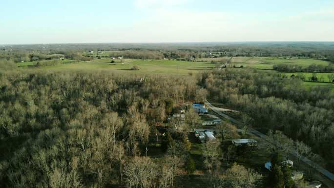 詹姆斯河流域战场密苏里州早春农业和森林4K空中视频