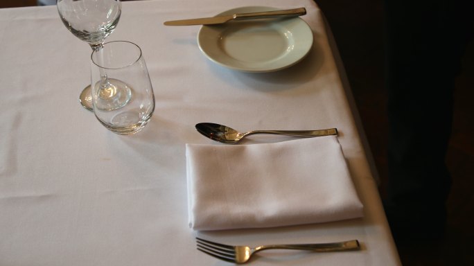 安排晚餐餐桌外国人西餐摆桌子刀叉