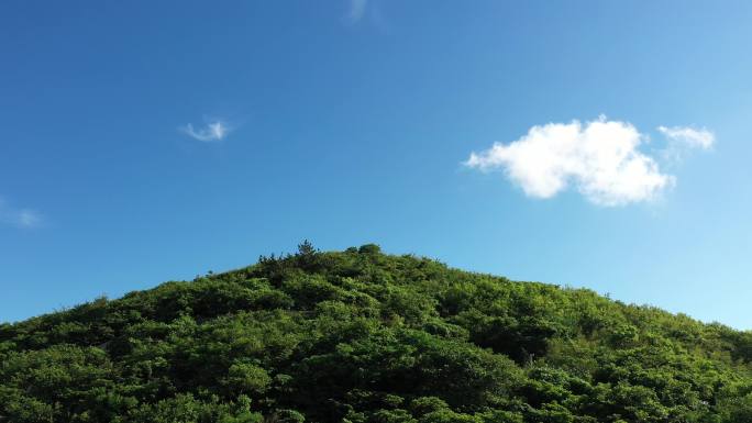 青山和蓝天白云