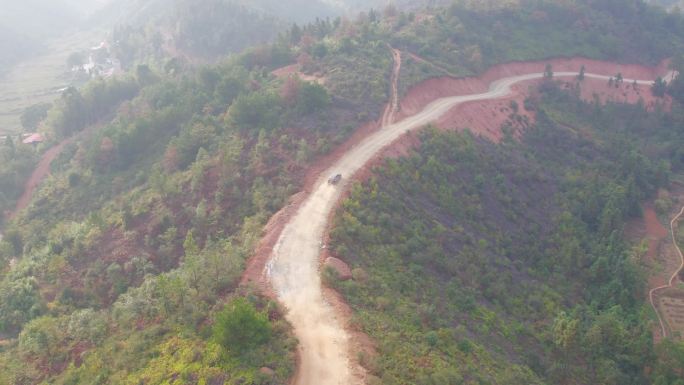 湖南衡阳鸡公岩山路上飞驰的汽车