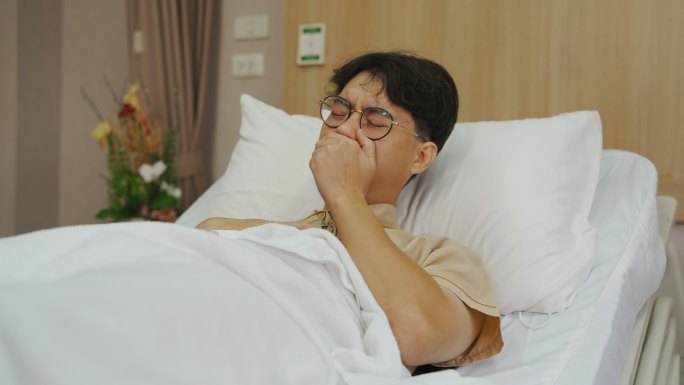 亚洲病人躺在医院的房间里