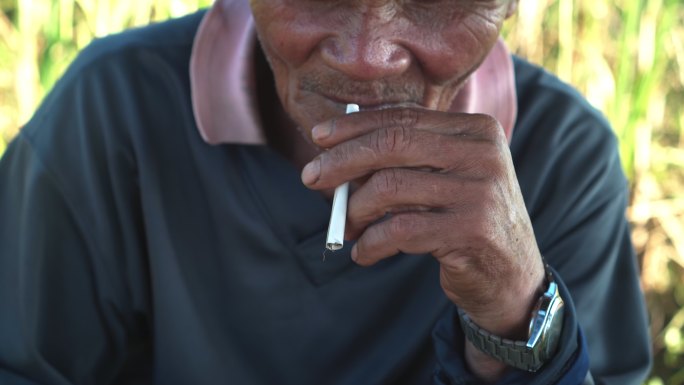 吸烟的老人泰国黝黑老人抽烟