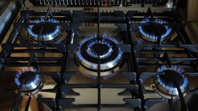 燃气灶一次打开一个，然后关闭一个，厨房的燃气灶，节能理念