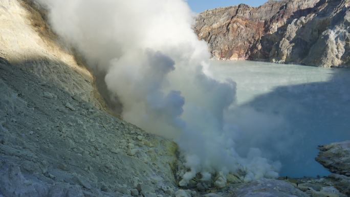 Kawah Ijen火山口湖中的硫磺