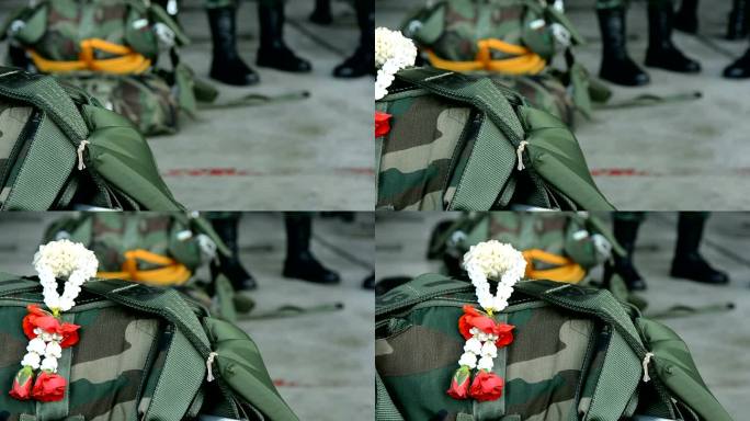陆军士兵包上的茉莉花环，用于向战争中的死亡士兵致敬