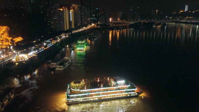 中国重庆，夜间长江上的游轮。