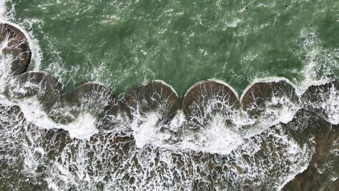 俯视航拍海浪拍打沙滩