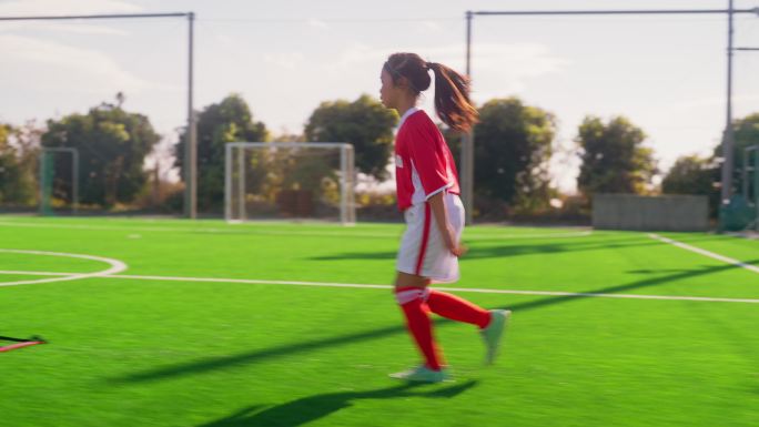 女性儿童足球或足球队成员在足球或足球场上进行敏捷性和速度跑训练