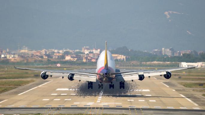 广州白云机场大型商业747飞机跑道降落